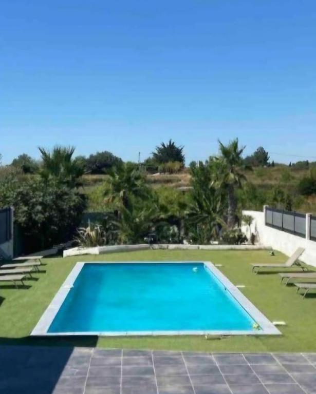 - une piscine au milieu d'un complexe dans l'établissement La Perle Mézoise, à Mèze