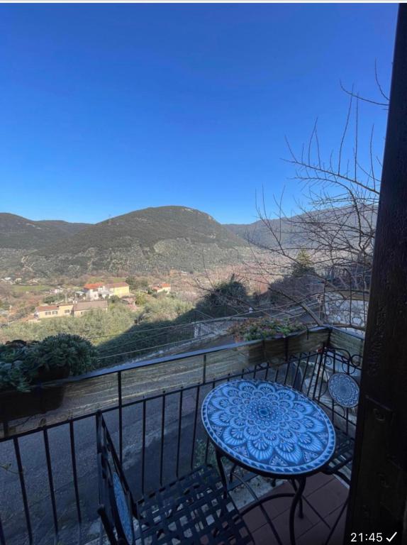 a table and chairs on a balcony with a view at Il Carpino - Dimora Fresca e parcheggio in Carpineto Romano