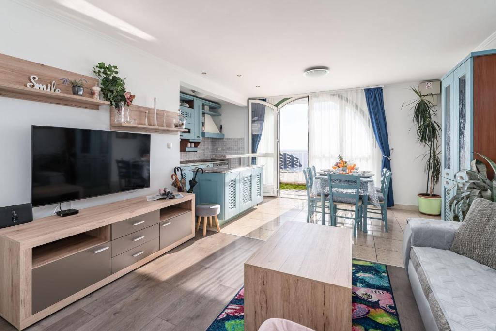 Kuchyňa alebo kuchynka v ubytovaní Apartments and Room Lora