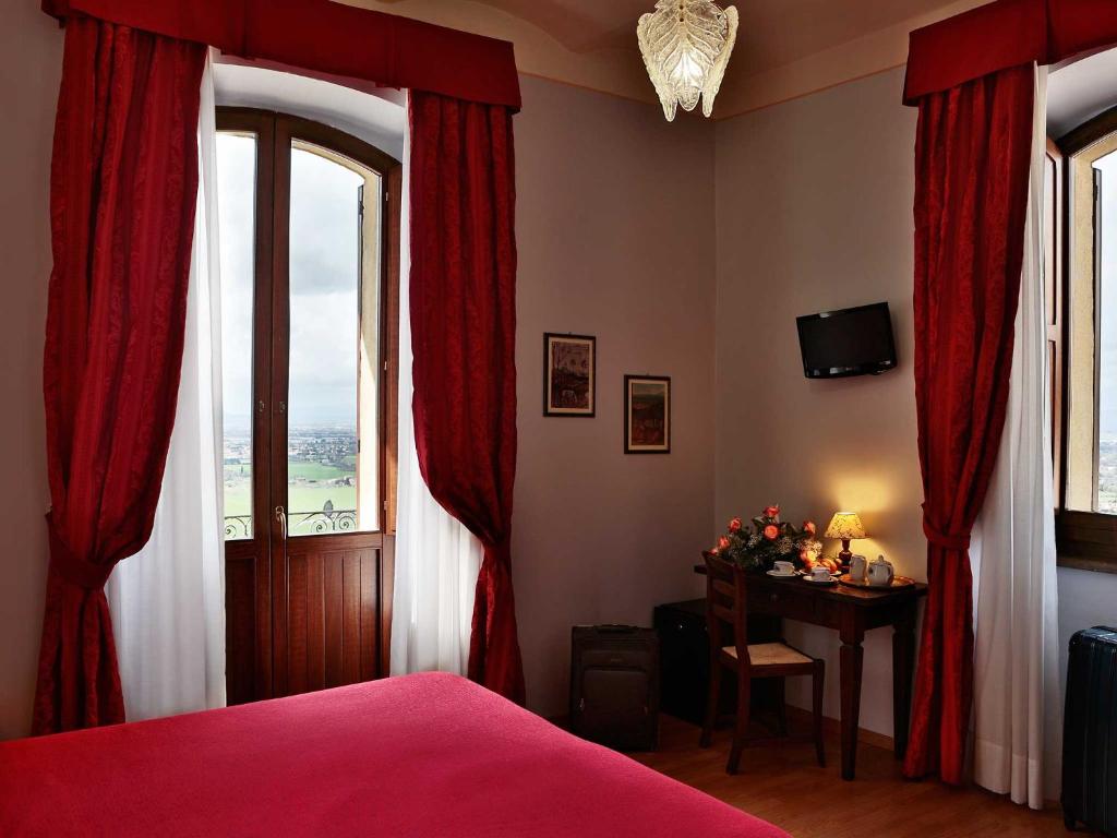 Postel nebo postele na pokoji v ubytování Hotel Windsor Savoia