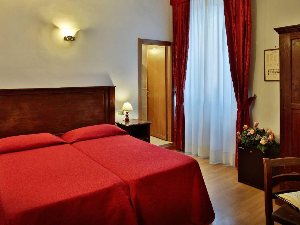 Postel nebo postele na pokoji v ubytování Hotel Windsor Savoia