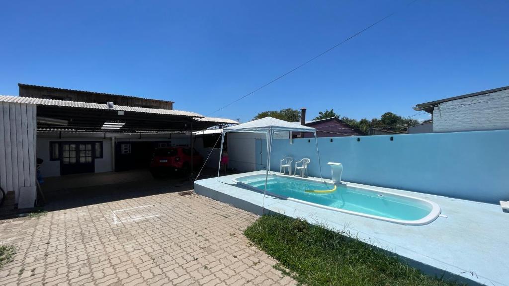 Bazén v ubytování Casa Familiar com 2 Quartos nebo v jeho okolí
