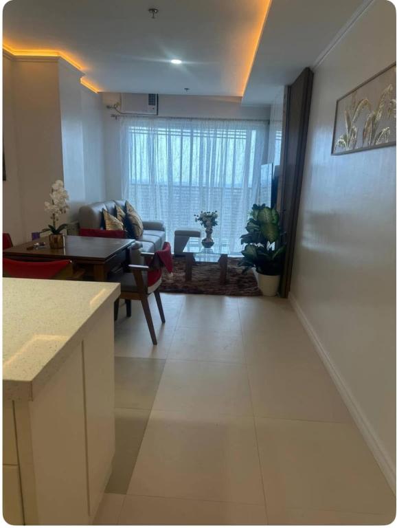 Posezení v ubytování Primavera Cozy Penthouse, Cagayan de Oro with huge swimming pool and gym access free a 2