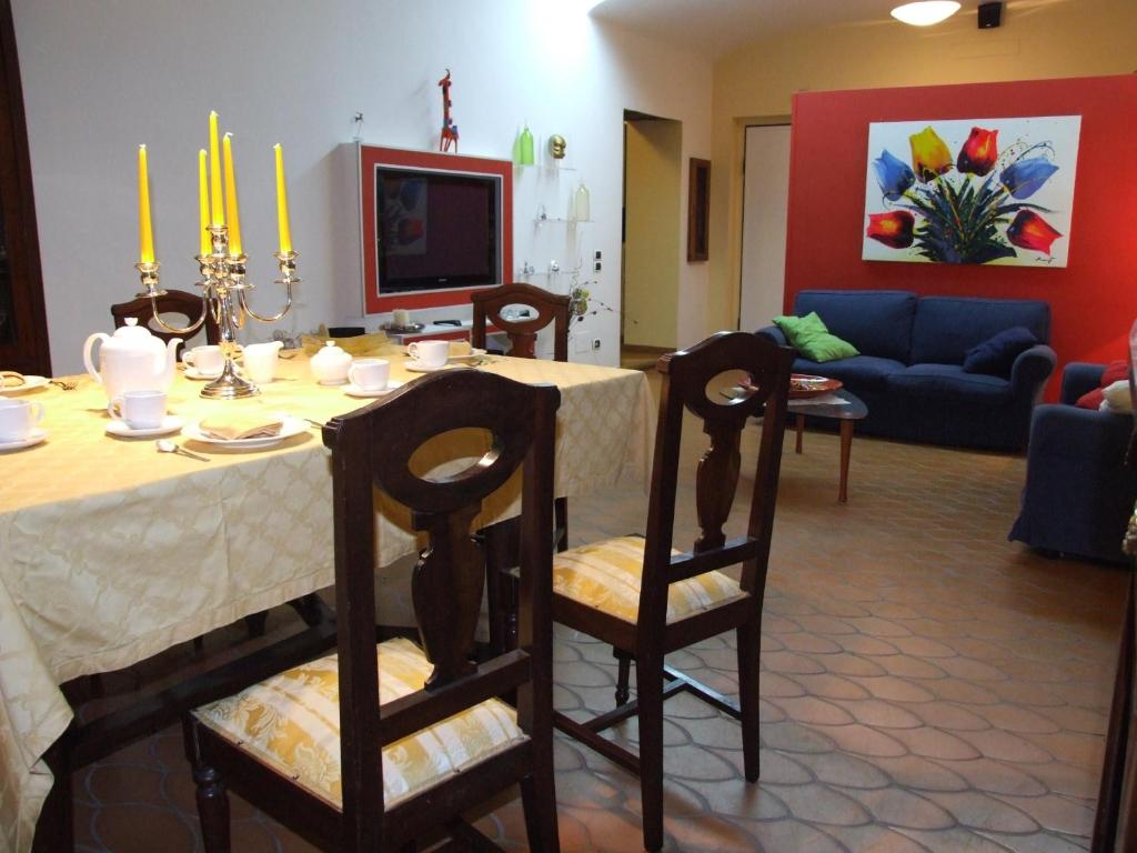 ein Wohnzimmer mit einem Tisch und einem Sofa in der Unterkunft Bed and Breakfast Adelberga in Salerno