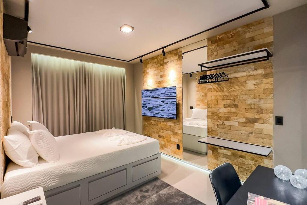 ein Schlafzimmer mit einem Bett und einer ebenerdigen Dusche in der Unterkunft Studio de Luxo Urban in Brasilia