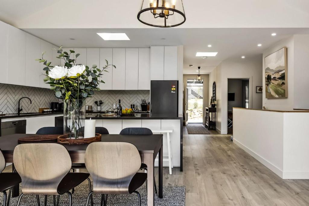 Кухня или мини-кухня в Roxy on Church
