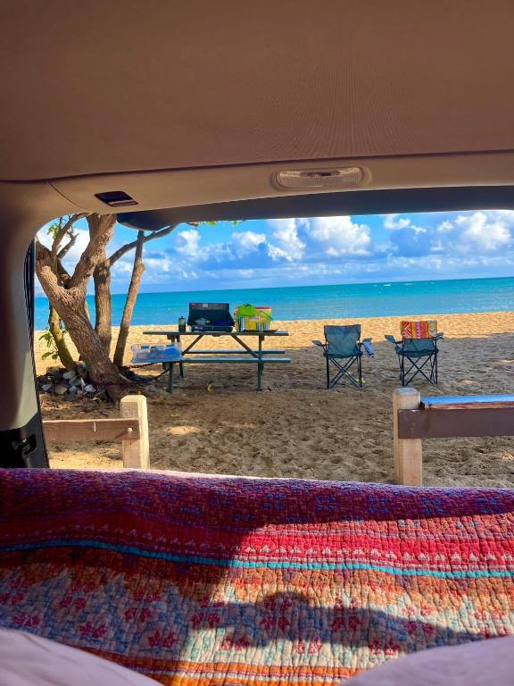 vista su una spiaggia con tavolo e sedie di Go Camp Maui-Exploring Maui in a Campervan a Ah Fong Village