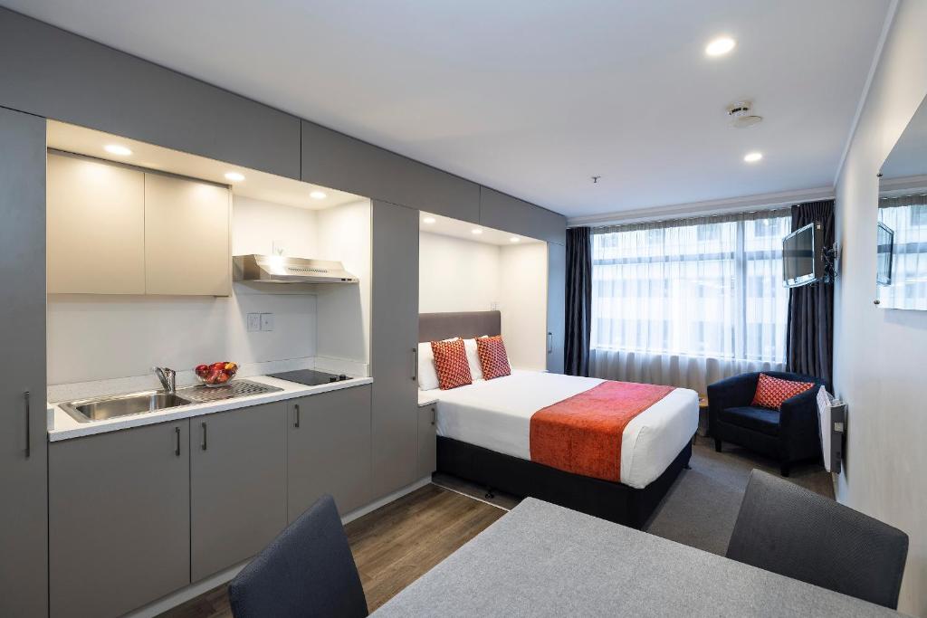 Postel nebo postele na pokoji v ubytování Quest on Johnston Serviced Apartments
