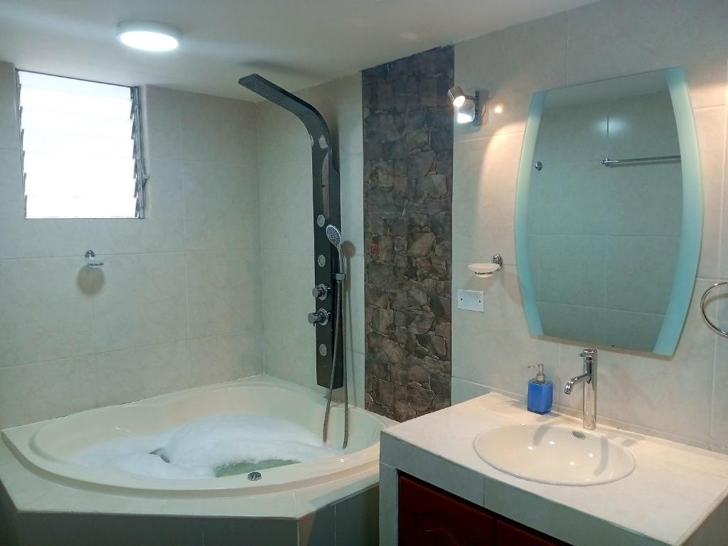 Koupelna v ubytování Raymi Inn MachuPicchu