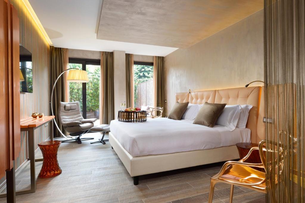 Postel nebo postele na pokoji v ubytování Milan Suite Hotel