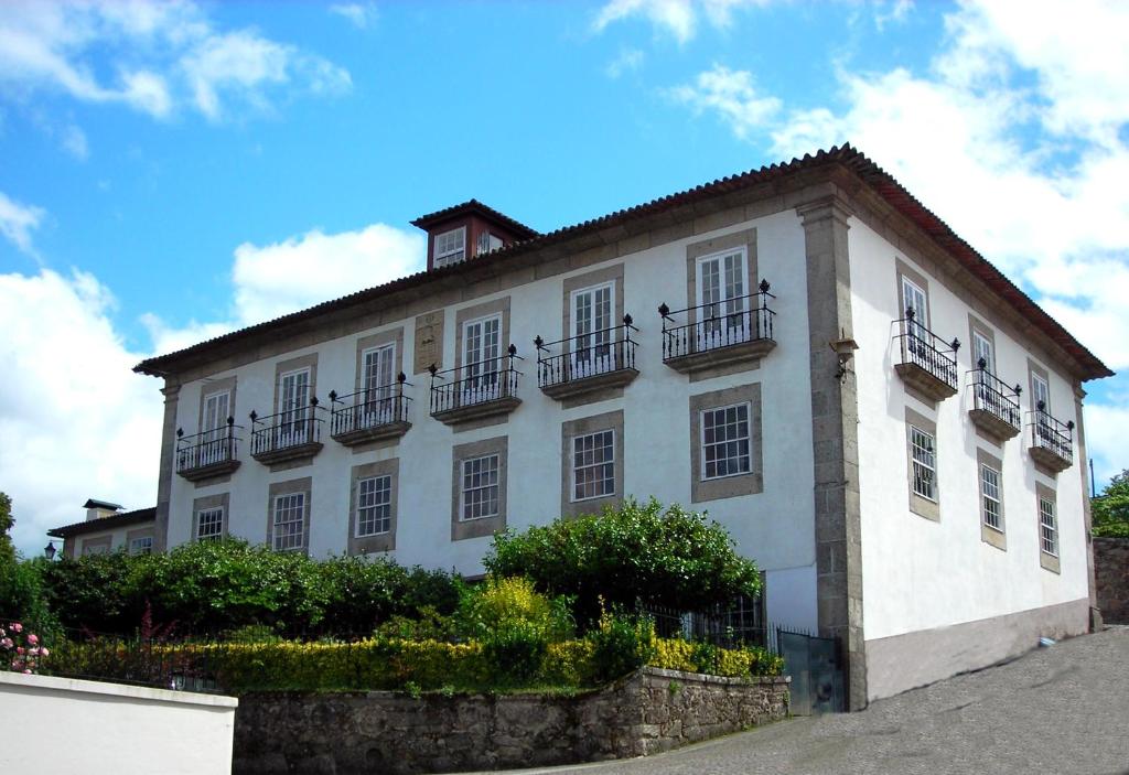 un edificio blanco con balcones encima en Casa Nobre do Correio-Mor, en Ponte da Barca