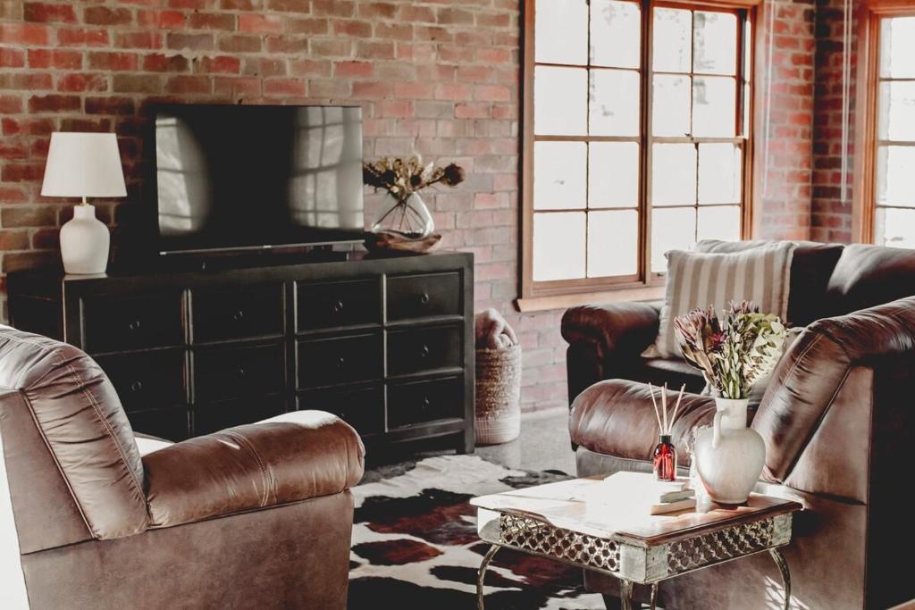 Χώρος καθιστικού στο Gables Riverside Retreat