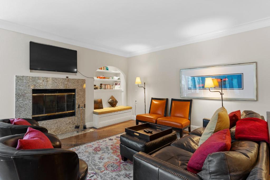 un salon avec deux canapés et une cheminée dans l'établissement Chateaux DuMont 4 Bedroom Homes by Summit County Mountain Retreats, à Keystone