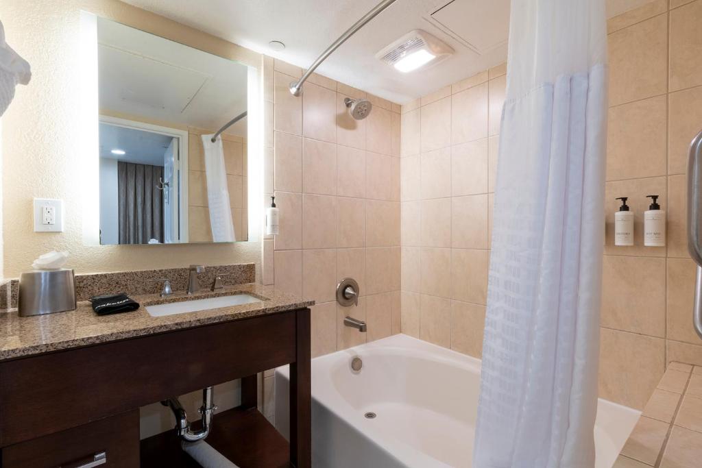 Coronado Beach Resort - 