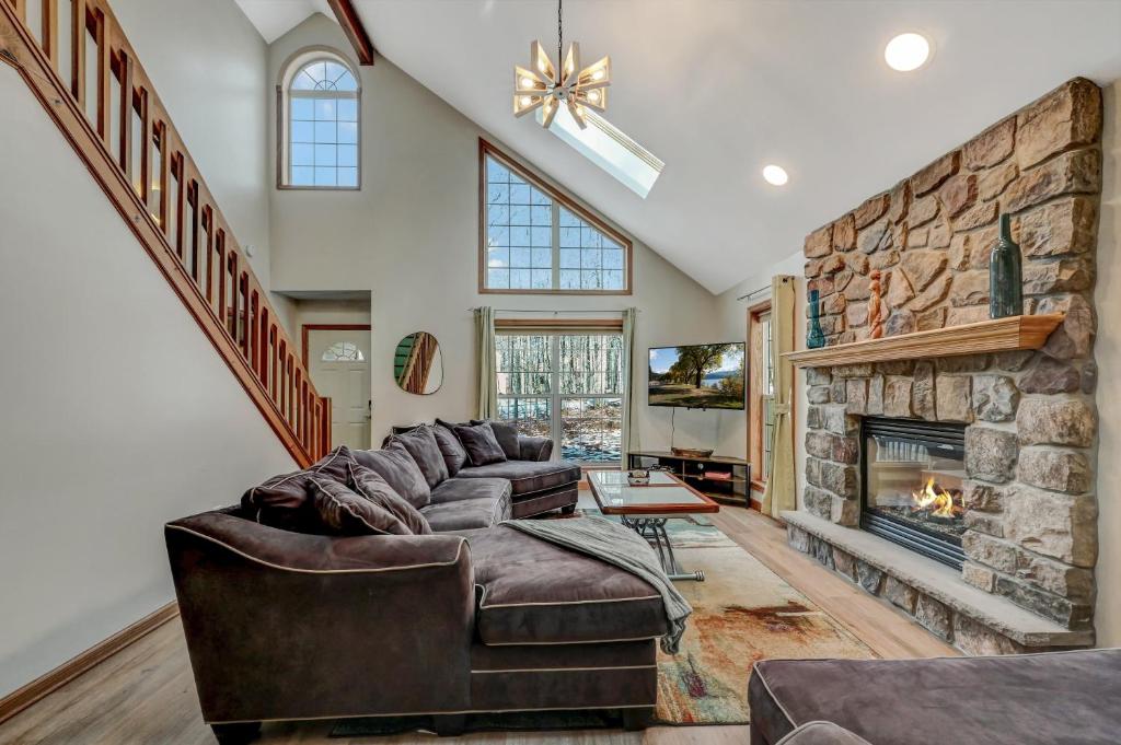 ein Wohnzimmer mit Couch und Kamin in der Unterkunft Locust Lake Livin Hot Tubfire Pitskiingpets in Pocono Lake