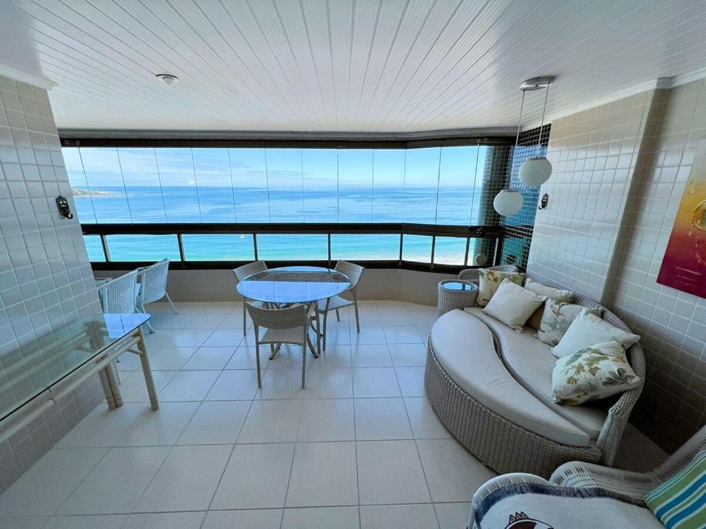 un salon avec un canapé et une table dans l'établissement Apartamento de frente para o Mar, à Guarapari