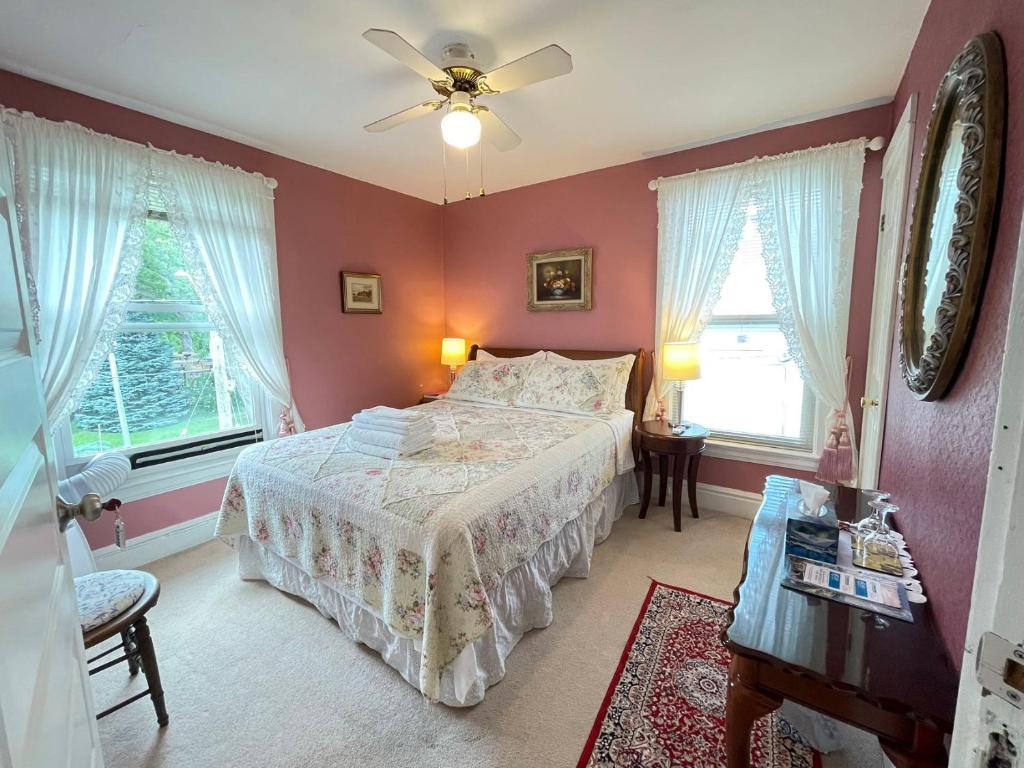 una camera con letto e ventilatore a soffitto di Strathaird Bed and Breakfast a Niagara Falls