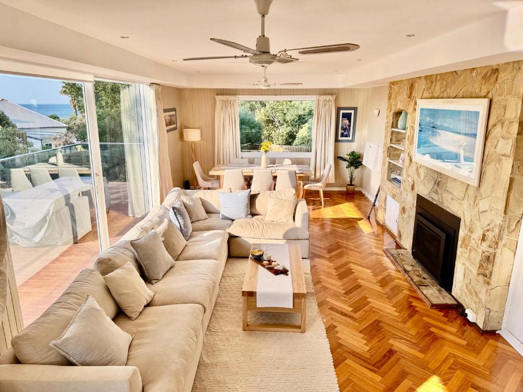 Χώρος καθιστικού στο AMAZING location! 1 min stroll to Beach & Sea Views!