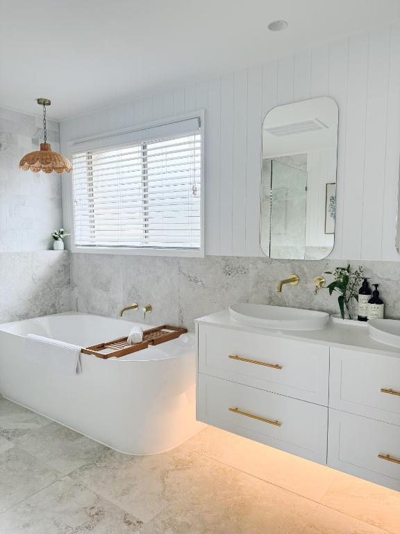 Koupelna v ubytování Exhale Terrigal, Stylish & Spacious, 150M to beach
