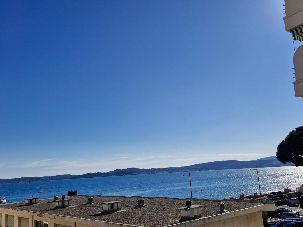 une vue sur l'eau depuis les toits des bâtiments dans l'établissement Appart 3 pièces climatisé vue mer avec parking Sainte-Maxime - FR-1-780-89, à Sainte-Maxime