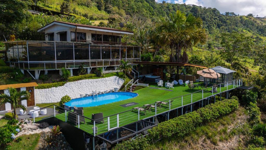 Bazén v ubytování Glamping Renacer Vistas Turrialba, Paris nebo v jeho okolí