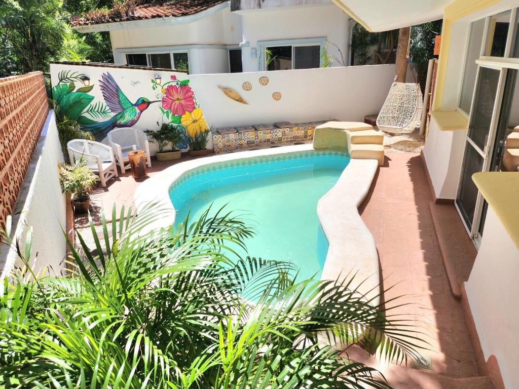una piscina en el patio trasero de una casa en Playacar Family house private pool and surrounded by nature, en Playa del Carmen