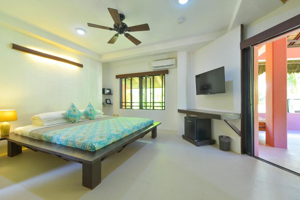 TV a/nebo společenská místnost v ubytování Signature Boracay Punta Rosa