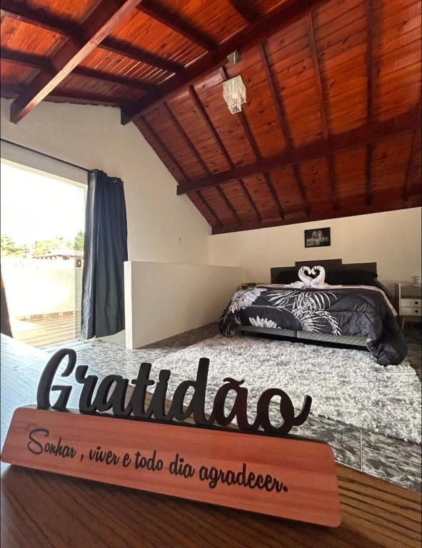 a bedroom with a bed with a sign on it at Casa marcius in Monte Verde