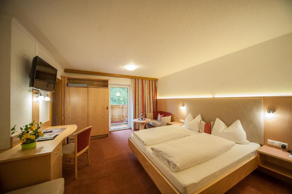 Postel nebo postele na pokoji v ubytování Hotel Garni Waldhof - Wohlfühlen am Lech