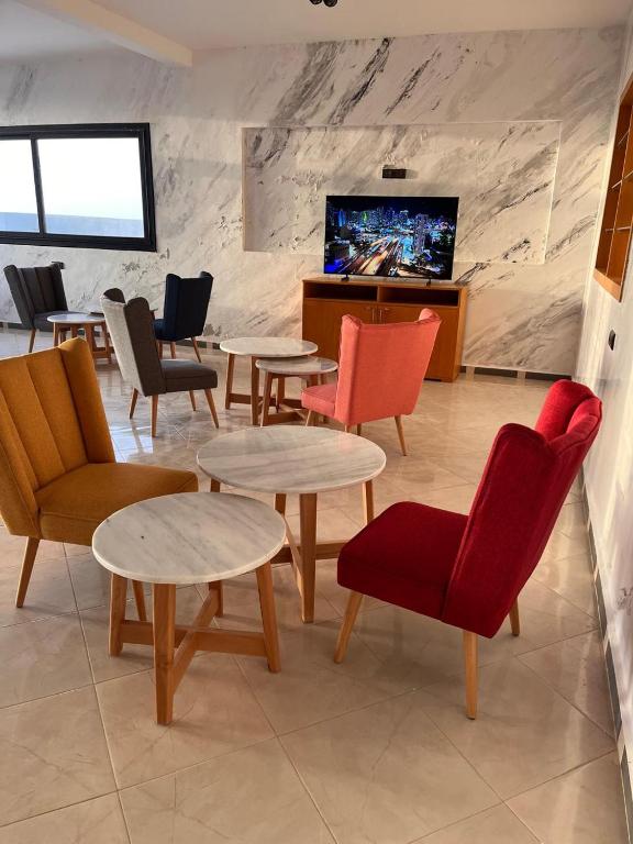 TV a/nebo společenská místnost v ubytování Fyndy Hotel Bir Gandouz