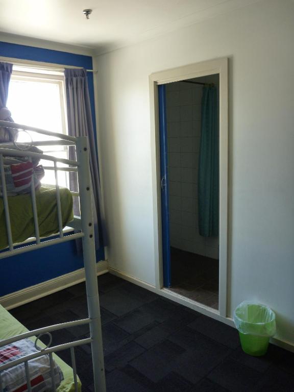 Postel nebo postele na pokoji v ubytování West End Motel & Backpackers