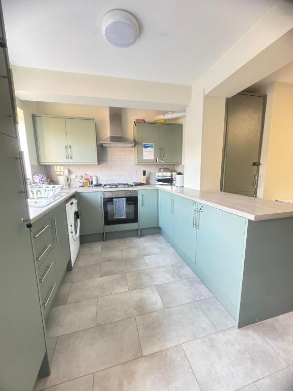 Kuchyň nebo kuchyňský kout v ubytování Shirley House 6, Guest House, Self Catering, Self Check in with smart locks, use of Fully Equipped Kitchen, close to City Centre, Ideal for Longer Stays, Excellent Transport Links