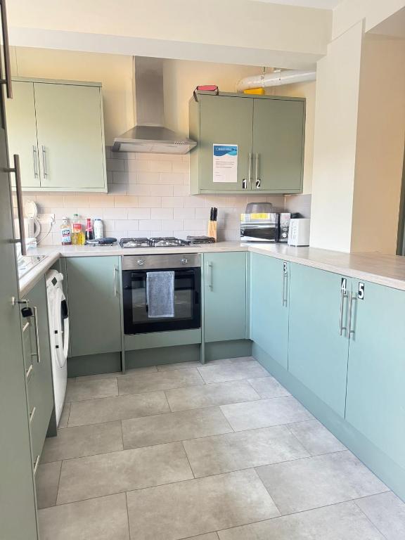 Kuchyň nebo kuchyňský kout v ubytování Shirley House 6, Guest House, Self Catering, Self Check in with smart locks, use of Fully Equipped Kitchen, close to City Centre, Ideal for Longer Stays, Excellent Transport Links