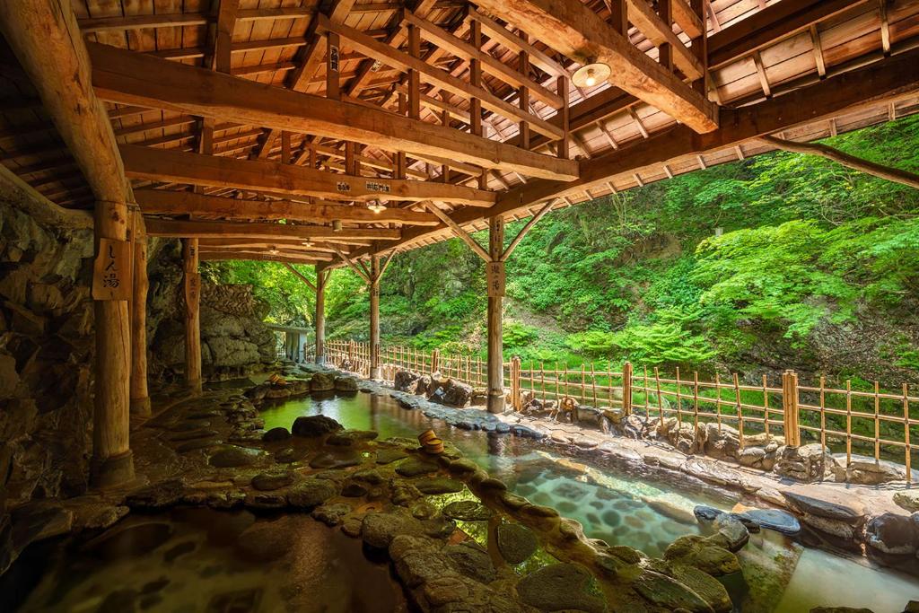 仙台Ooedo Onsen Monogatari Premium SendaiSakunami的一座有水池的建筑,里面有动物