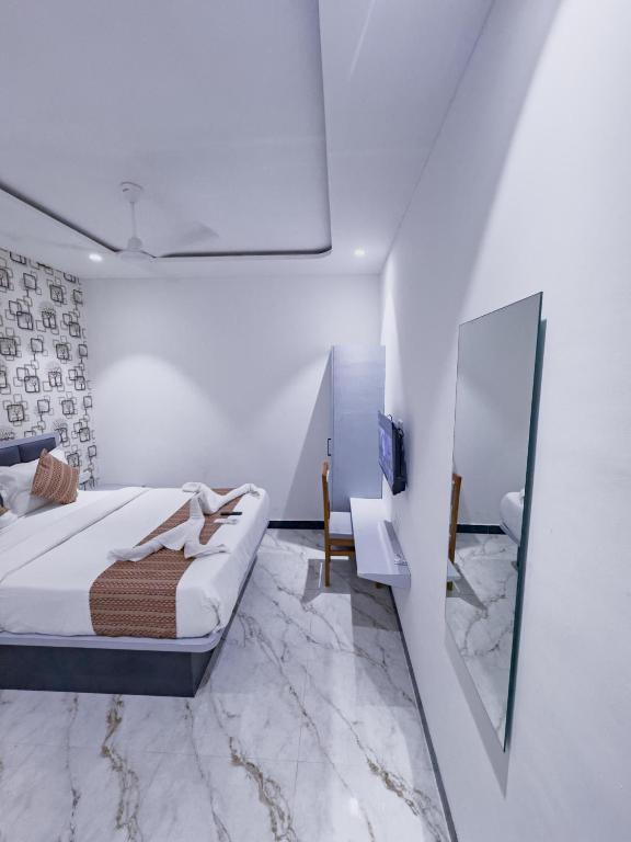 Hotel Flora Inn客房内的一张或多张床位