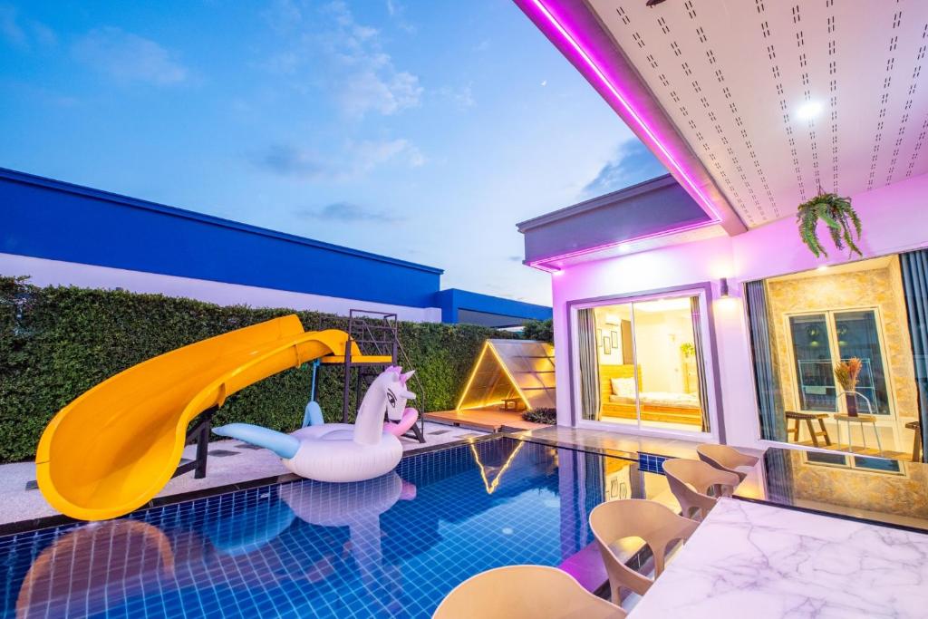 Casa con piscina con tobogán en Garden House Na Jomtien, en Na Jomtien