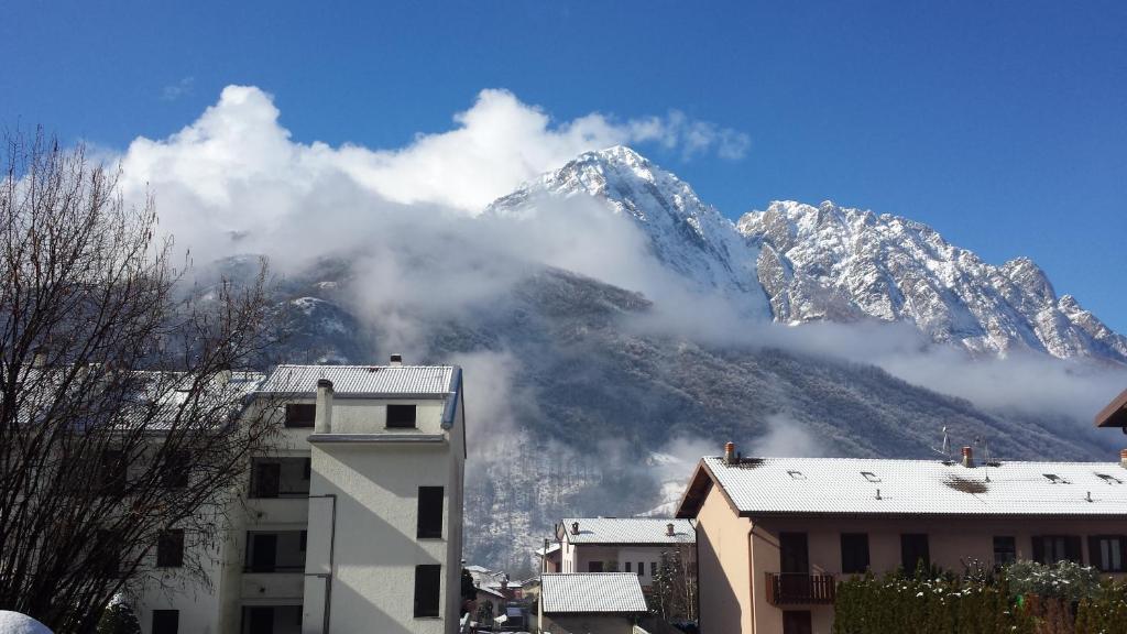 een uitzicht op een met sneeuw bedekte berg met gebouwen bij Valsassina Rent in Introbio