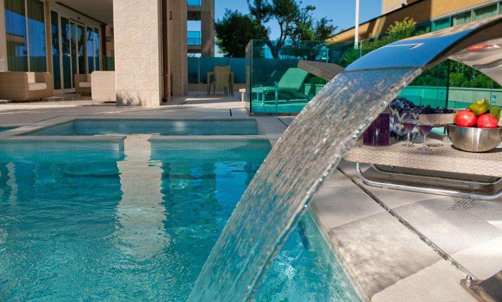 Bazén v ubytování Mercure Hotel Rimini Artis nebo v jeho okolí