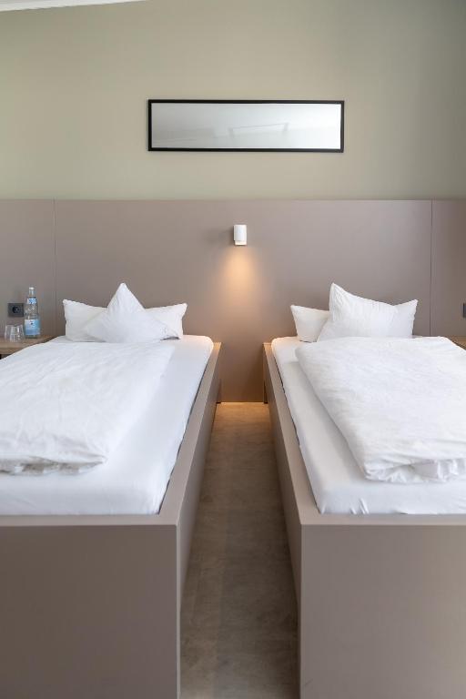 Postel nebo postele na pokoji v ubytování Hotel Lüneburg Süd