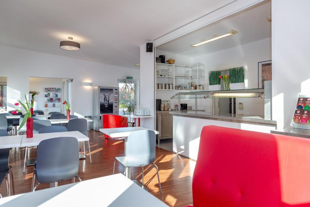 Kuchyň nebo kuchyňský kout v ubytování Hotel Lüneburg Süd