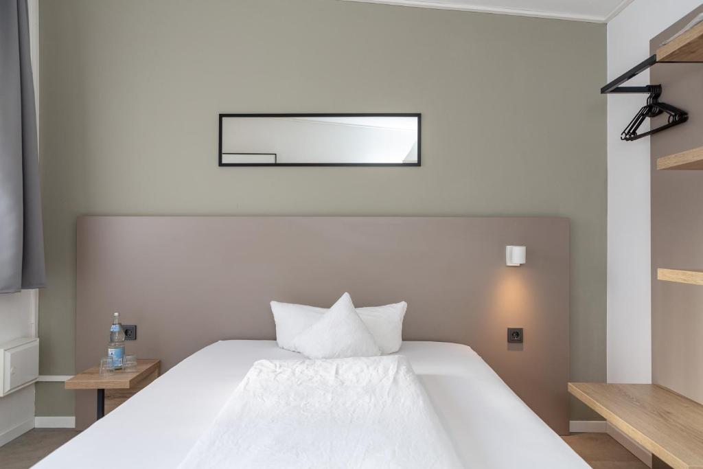Postel nebo postele na pokoji v ubytování Hotel Lüneburg Süd