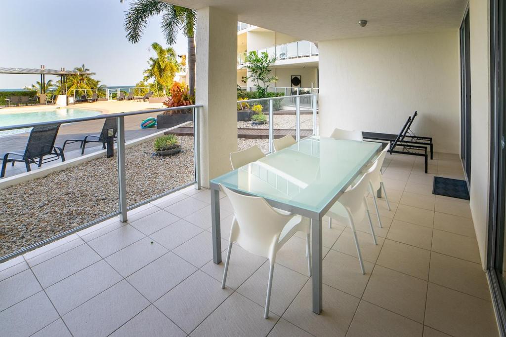 Bazén v ubytování Vue Apartments Trinity Beach nebo v jeho okolí