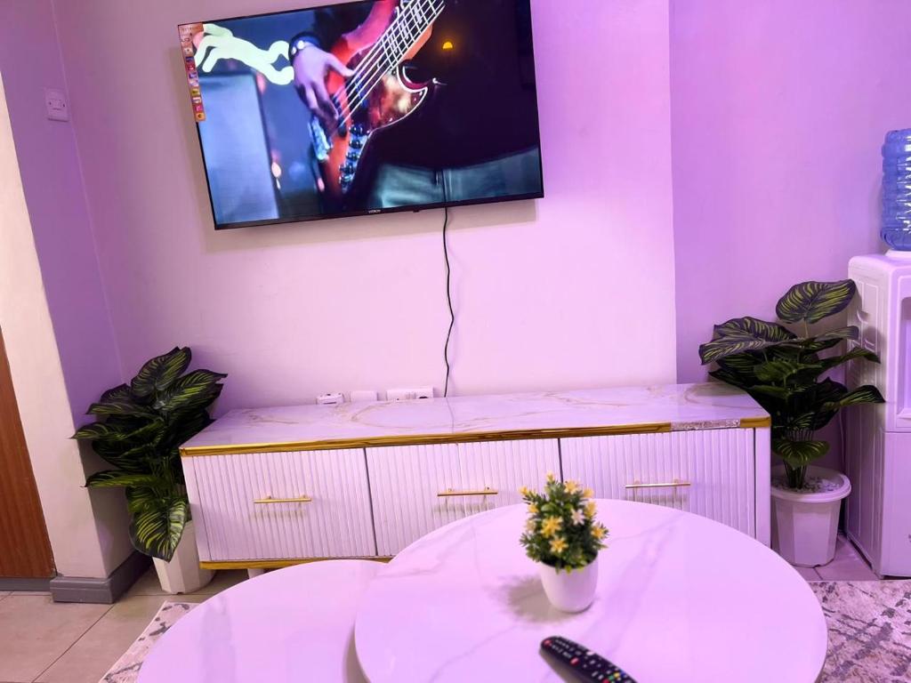 TV a/nebo společenská místnost v ubytování Designer Loft with Rooftop