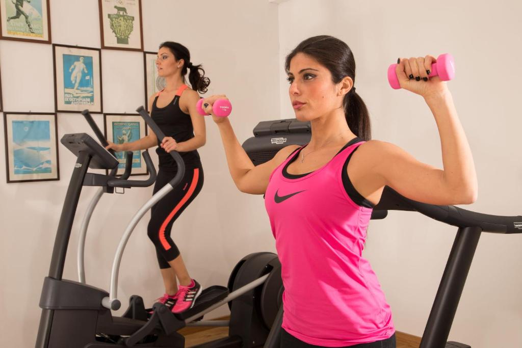 Fitness centrum a/nebo fitness zařízení v ubytování Arcom Palace