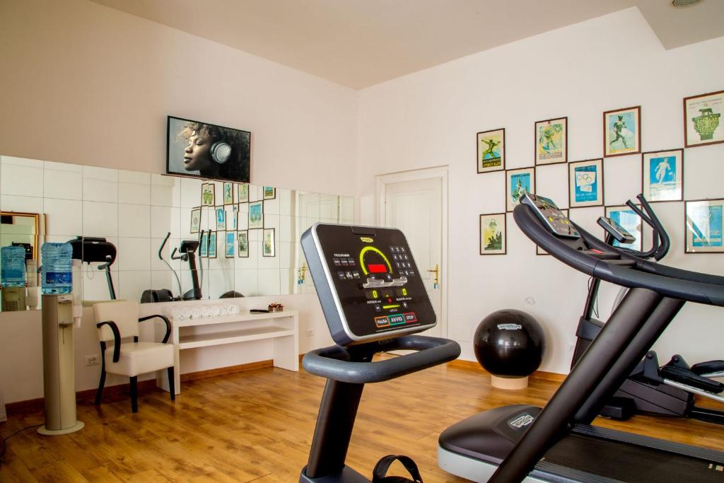 Fitness centrum a/nebo fitness zařízení v ubytování Arcom Palace
