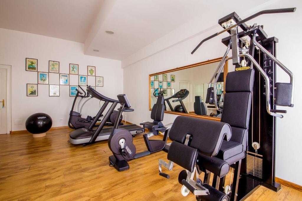 Fitness centrum a/nebo fitness zařízení v ubytování Arcom Palace