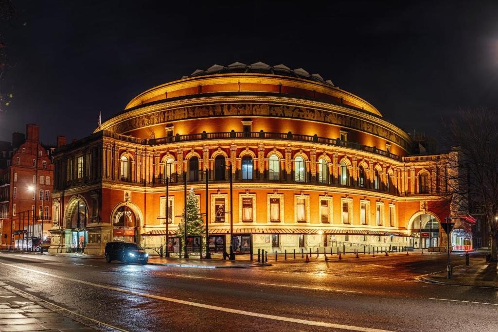 a large building on a street at night at 2-Bed Apartment I Hyde Park I Central London in London