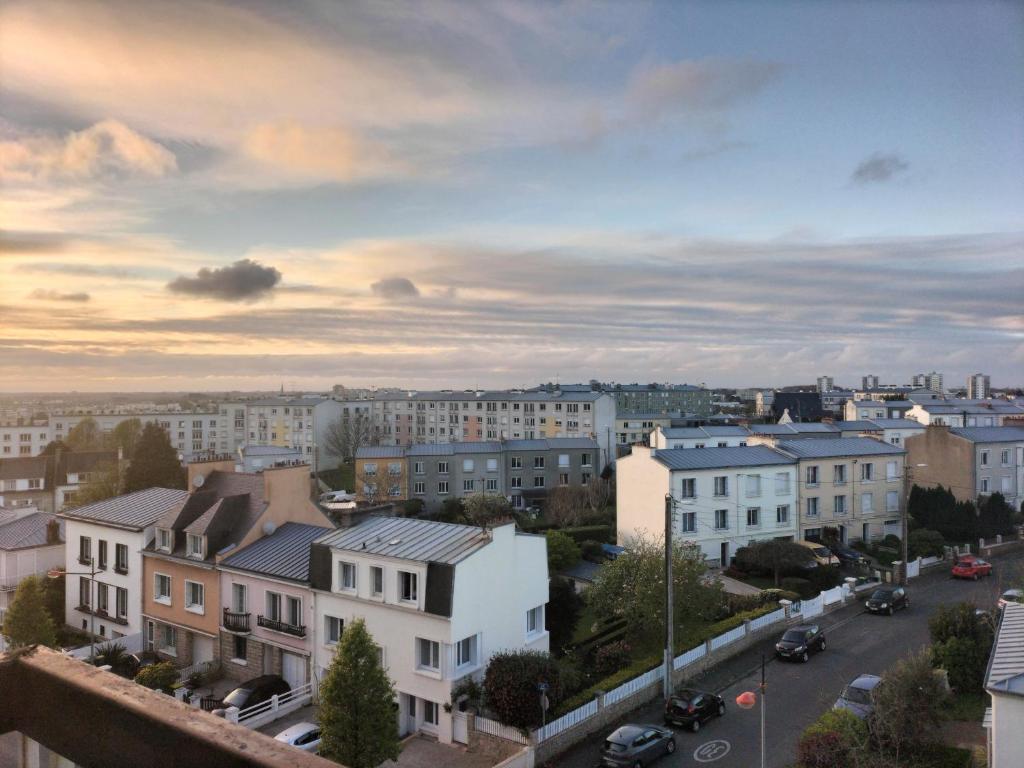 Nespecifikovaný výhled na destinaci Brest nebo výhled na město při pohledu z ubytování v soukromí