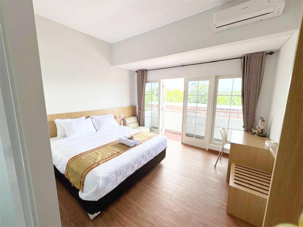 A bed or beds in a room at Florens Inn