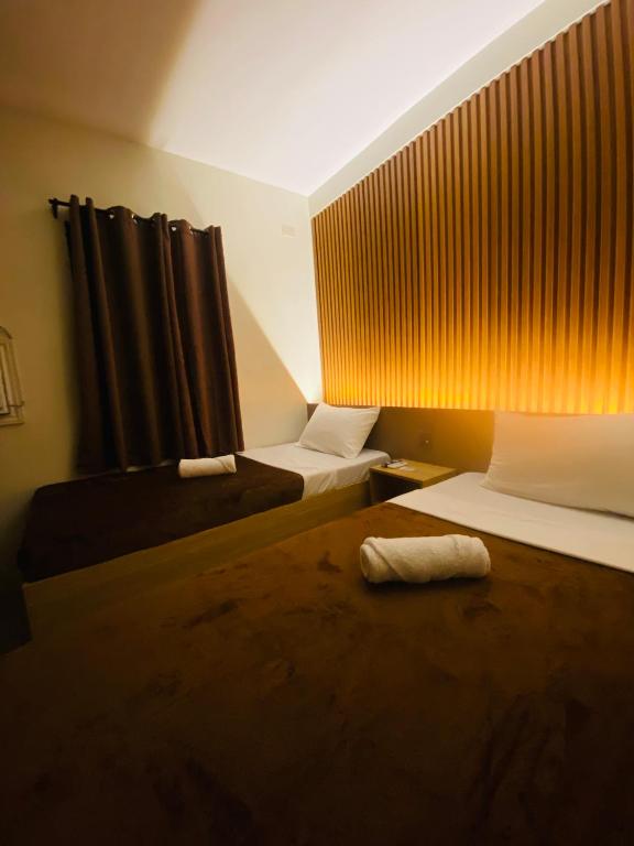Postel nebo postele na pokoji v ubytování ZenSuites Hotel Tacloban